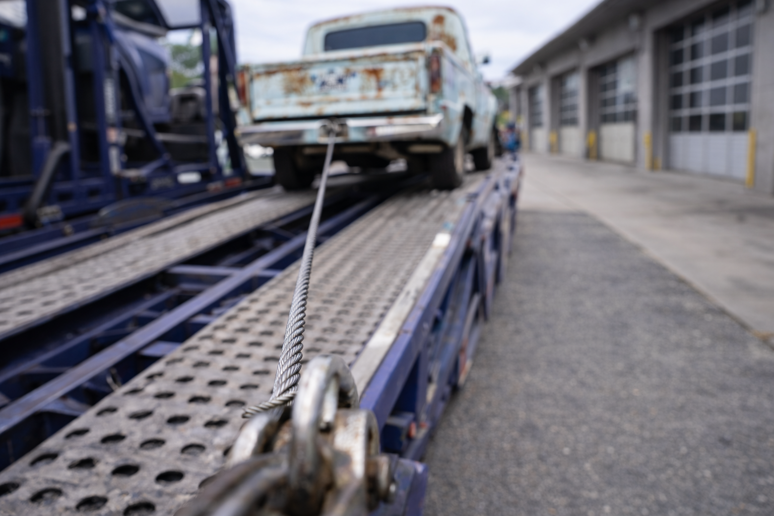 photo Steel cable pulling up Non-Running vintage truck