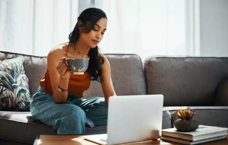 Girl deciding among Standard, Expedited, Rush car shipping rates on a laptop