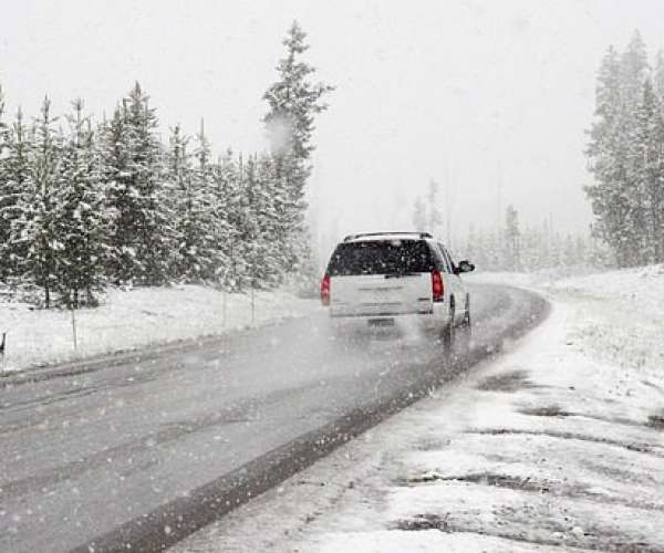 photo of an suv car and truck driving tips in winter